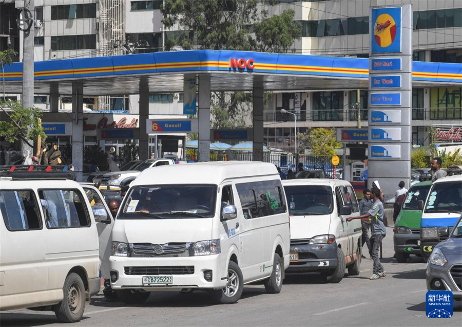 6日にエチオピアの首都アディスアベバの路上で撮影された電動(dòng)マイクロバス（左から2臺(tái)目）。