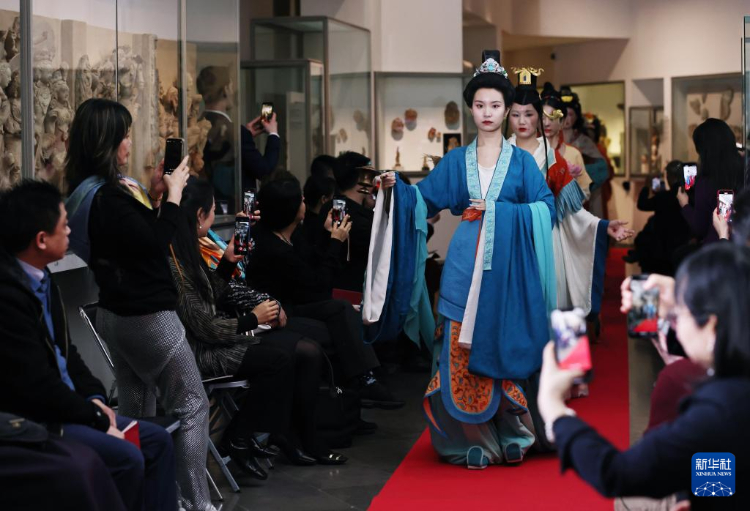 莫高窟の壁畫を再現(xiàn)した衣裝が仏?パリで異彩放つ