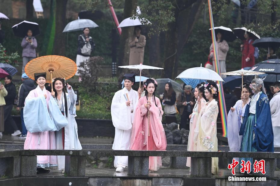 望月公園で漢服姿で桜を楽しむ園遊會　湖南省