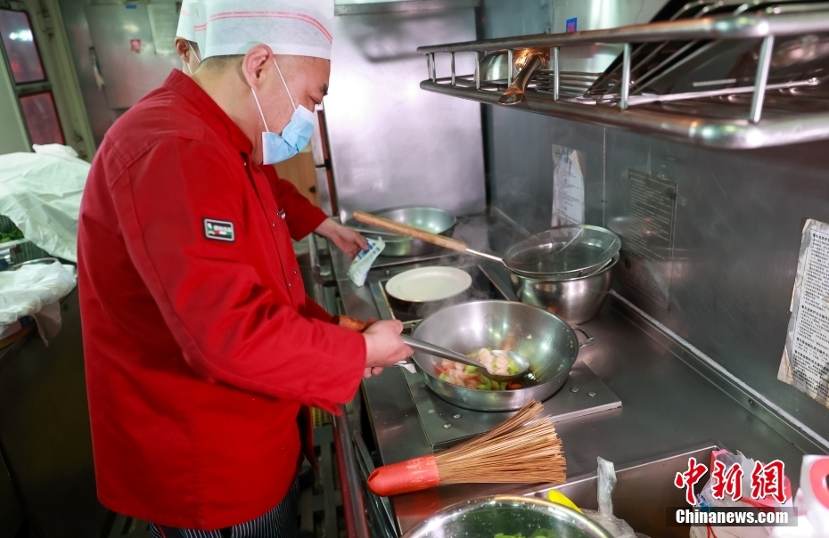 車內(nèi)で旅客に提供する料理を作る調(diào)理師。