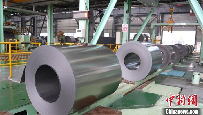 ラインオフしたばかりのスチールコイルを自動(dòng)でキャッチするロボットアーム。撮影?劉強(qiáng)