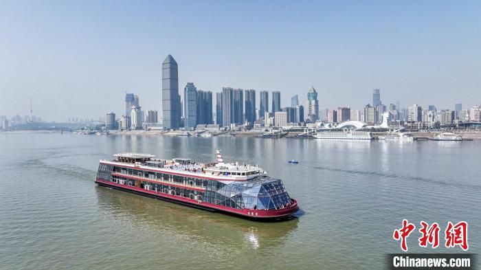 汽笛を響かせクルーズ船「古琴號」が初航行へ　湖北省武漢