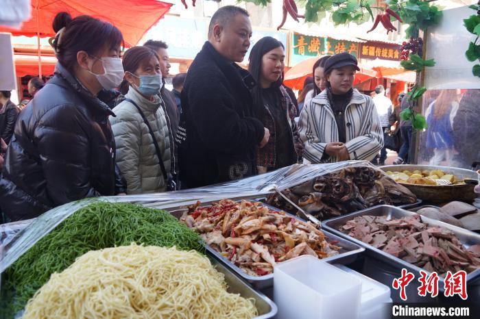 青海の特産グルメを食べ盡くす！活気に満ちた青海省西寧市の下南関街