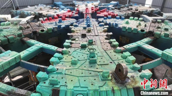 中國(guó)が獨(dú)自に開発した世界最大直徑の高速鉄道シールドマシン「領(lǐng)航號(hào)」カッタービットの溶接が21日、完了した。崇太長(zhǎng)江トンネルの建設(shè)に用いられる。撮影?黃春暉
