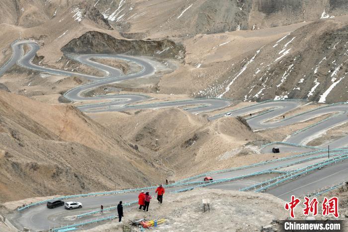 ネットで人気の道路「盤竜古道」の通行再開　新疆