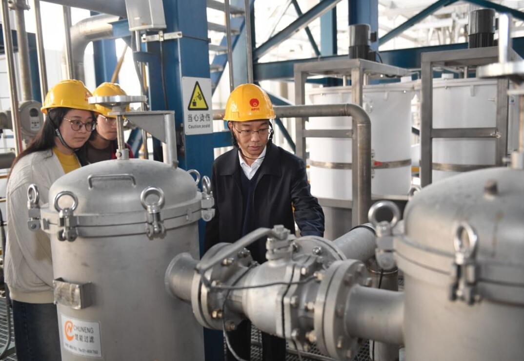 四川省成都市の中國(guó)原子力動(dòng)力研究設(shè)計(jì)院で14日、チームのメンバーと玲竜1號(hào)試験臺(tái)で話し合う中核集団玲竜1號(hào)チーフデザイナーの宋丹戎氏（右から1人目）。撮影?劉坤