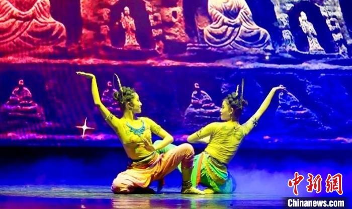 敦煌舞を踴る西北民族大學(xué)の學(xué)生（資料寫真、寫真提供?西北民族大學(xué)?舞踴學(xué)院）。