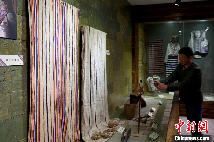 トールン族博物館で展示されているトールン毯（撮影?李嘉嫻）。