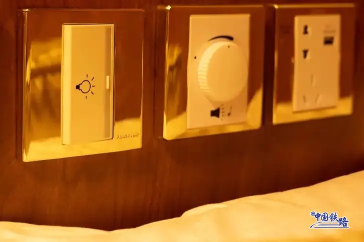 照明スイッチと車內(nèi)放送の音量調(diào)整、充電コンセント。