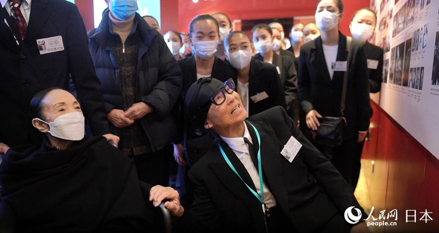 青年代表団のメンバーとともに中央バレエ団を見學(xué)する清水哲太郎総代表（寫真手前右）と森下洋子団長。（寫真手前左、撮影?袁蒙）