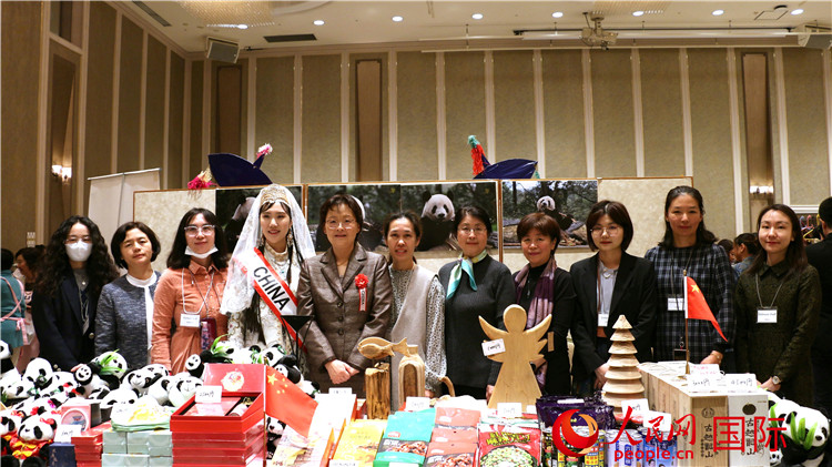 大使館の職員と中國ブースで記念撮影する丁玥駐日大使夫人（左から5人目）。（撮影?許可）