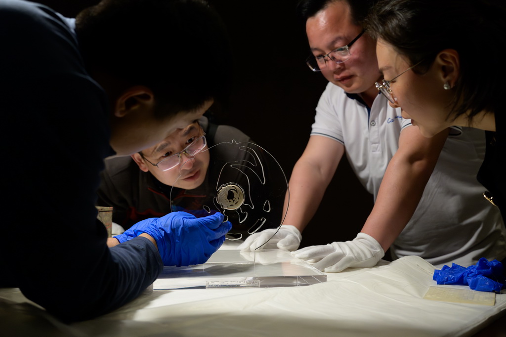 「玉団鳳」の展示作業(yè)を行う職員（3月30日撮影?胡競文）。