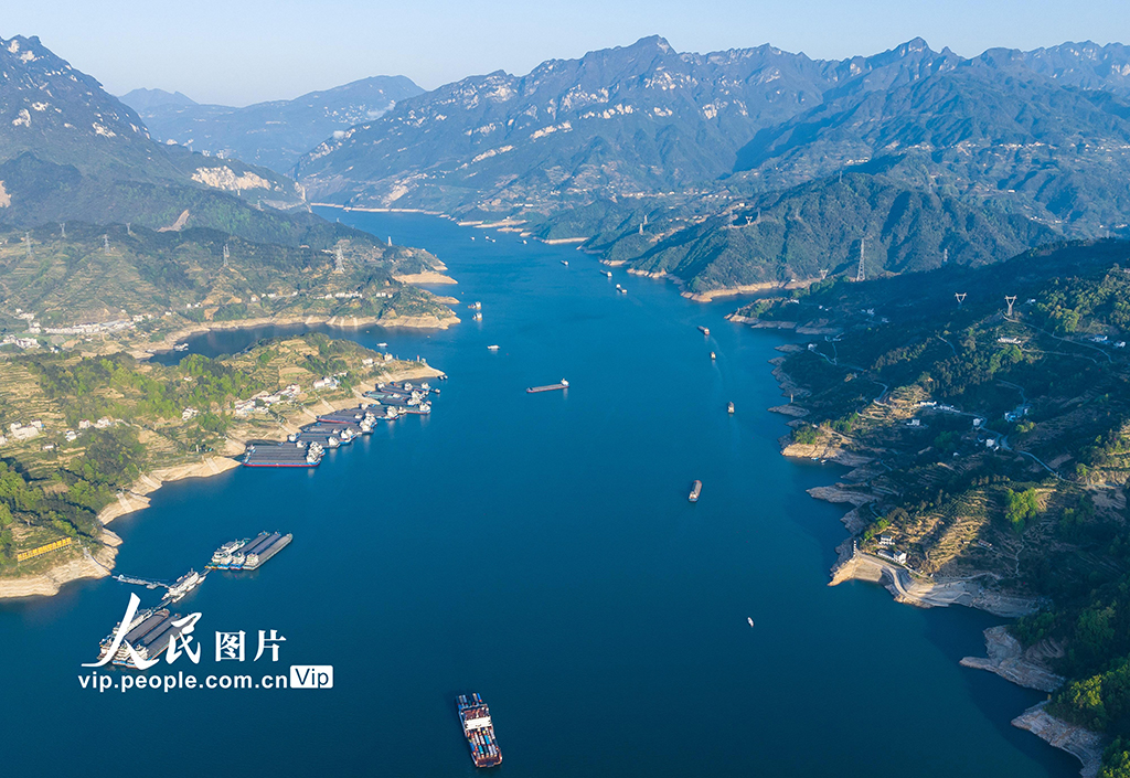 水上輸送で賑わう長江三峽　湖北省宜昌