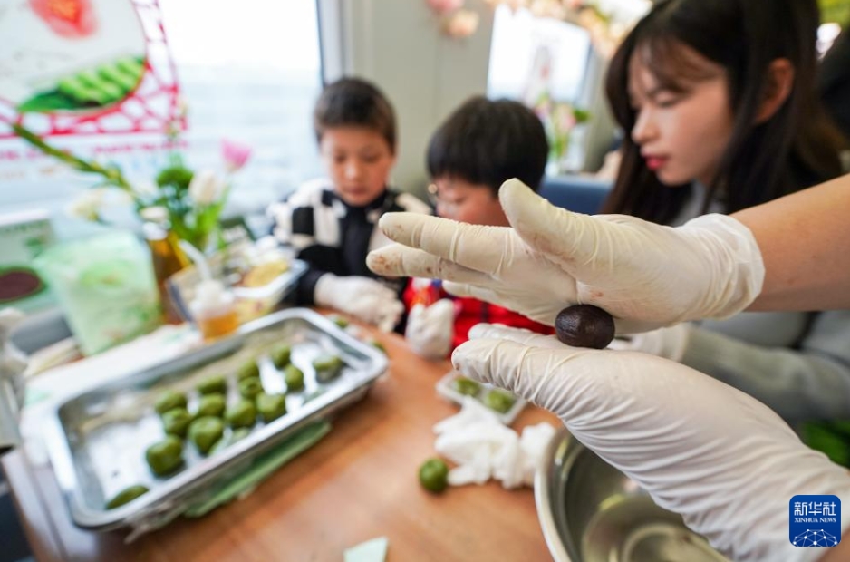 高速鉄道車內(nèi)で伝統(tǒng)文化を體験するイベント