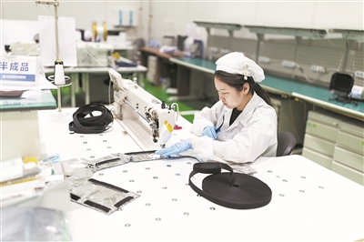 衛(wèi)星多層斷熱モジュールを作る科學(xué)研究者（4月2日撮影）。撮影?高巍