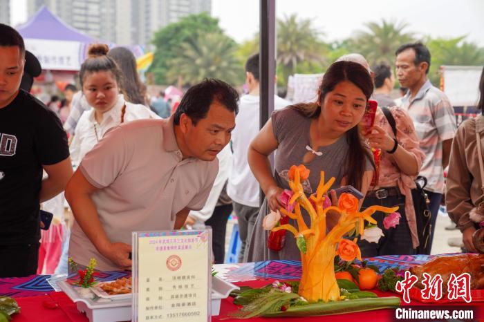 広西壯族の伝統(tǒng)的祝日「三月三」のマーケットが盛況に