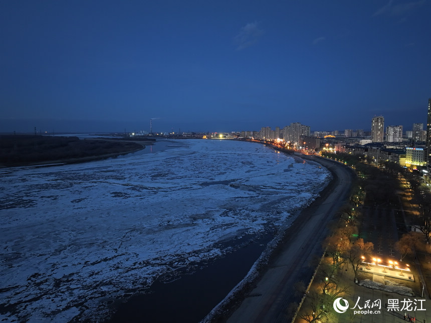 松花江の氷が融け、黒竜江省にも春が到來