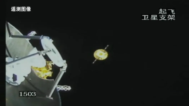 キャリアロケット「長(zhǎng)征8號(hào)」の衛(wèi)星搭載カメラが3月20日、撮影を行った?！根o橋2號(hào)」がキャリアロケットから切り離され、ソーラーウィング及び傘型アンテナが順調(diào)に展開(kāi)された。畫(huà)像の左側(cè)は「天都」試験衛(wèi)星。