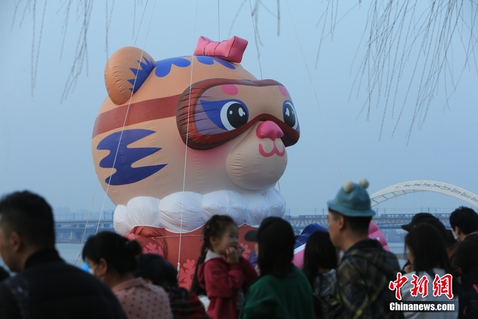 アジア冬季大會(huì)のマスコット「妮妮」が松花江の水面に登場(chǎng)　黒竜江省哈爾浜