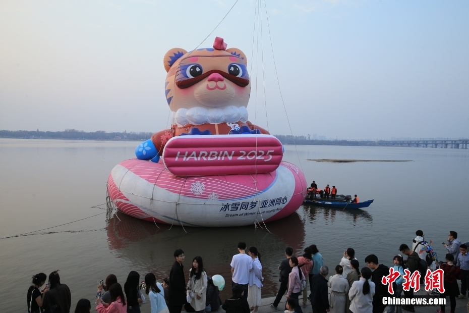 アジア冬季大會(huì)のマスコット「妮妮」が松花江の水面に登場(chǎng)　黒竜江省哈爾浜