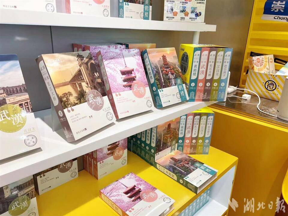 4月9日、同市江漢路にある三味酥屋ケーキ店は大賑わいだった。目玉商品は「本の中のサクラ」で、桜の花をかたどったケーキを本型の箱に入れたものだ。見た目はきれいな裝丁本のようで、多くの消費(fèi)者が買い求めていた。