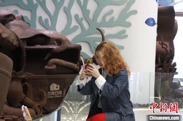 外國人留學(xué)生がチョコレート博物館を見學(xué)　山東省青島