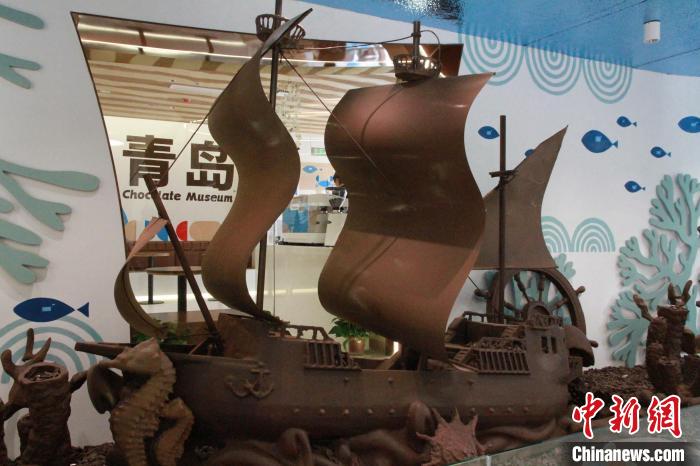 外國人留學(xué)生がチョコレート博物館を見學(xué)　山東省青島