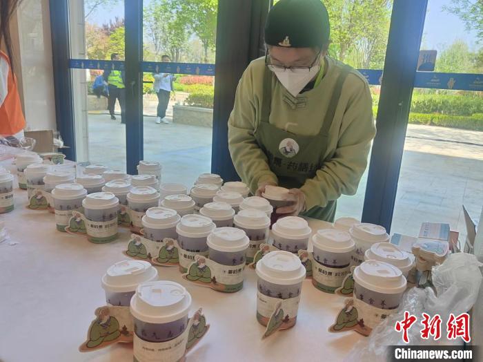 第1回鄭州岐黃·中醫(yī)薬発展カンファレンスで參加者に提供された中醫(yī)薬入りドリンク(撮影?楊大勇)。