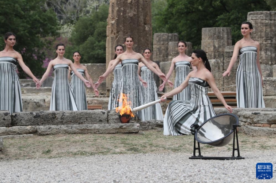 パリ五輪の聖火採(cǎi)火式がギリシャで開(kāi)催