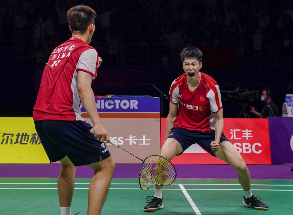 2023年5月20日、バドミントンスディルマンカップ2023の男女混合団體戦準決勝で勝利を決めて喜ぶ中國の劉雨辰/歐烜屹（寫真右）ペア（撮影?李博）。