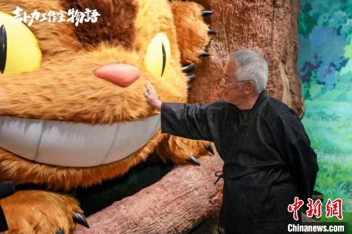 鈴木敏夫氏とネコバス。