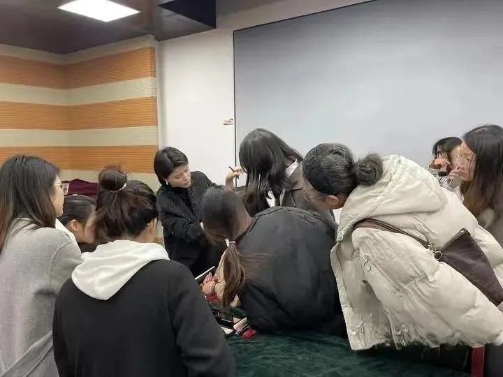 受講生たちに取り囲まれた講師の黃瀅さん。