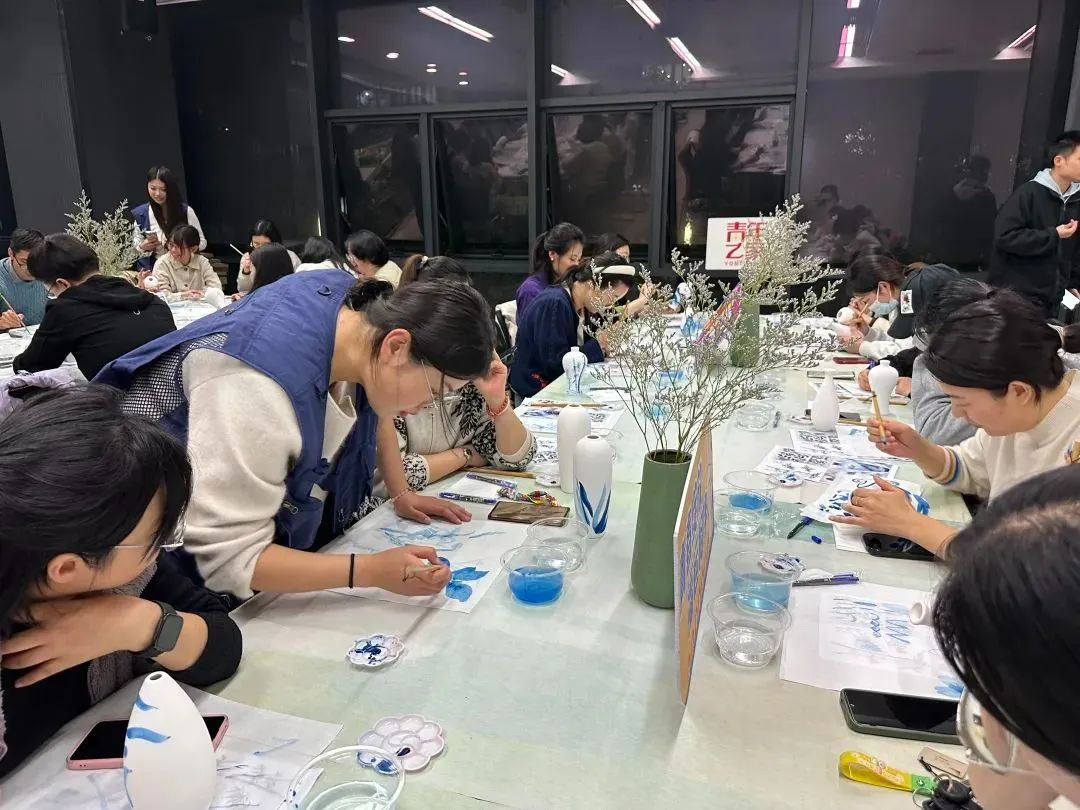 山東省棲霞市では、夜の帳が下りても「若者の家」の教室は明るく照らされ、若者が無形文化遺産とじっくり向き合っていた。