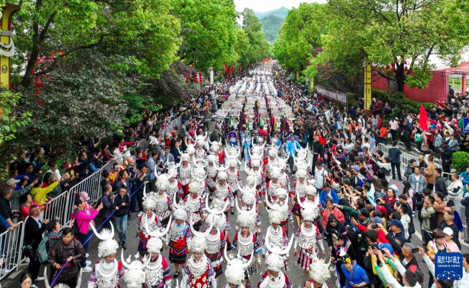 「姉妹節(jié)」を祝う苗族の人々　貴州省臺(tái)江