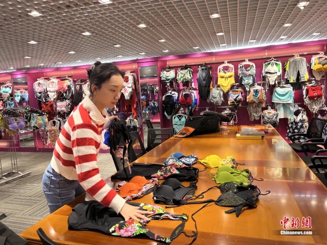 95後（1995年から1999年生まれ）の水泳産業(yè)の従事者?張嘉鋭さんが働く様子。（撮影?李晛）