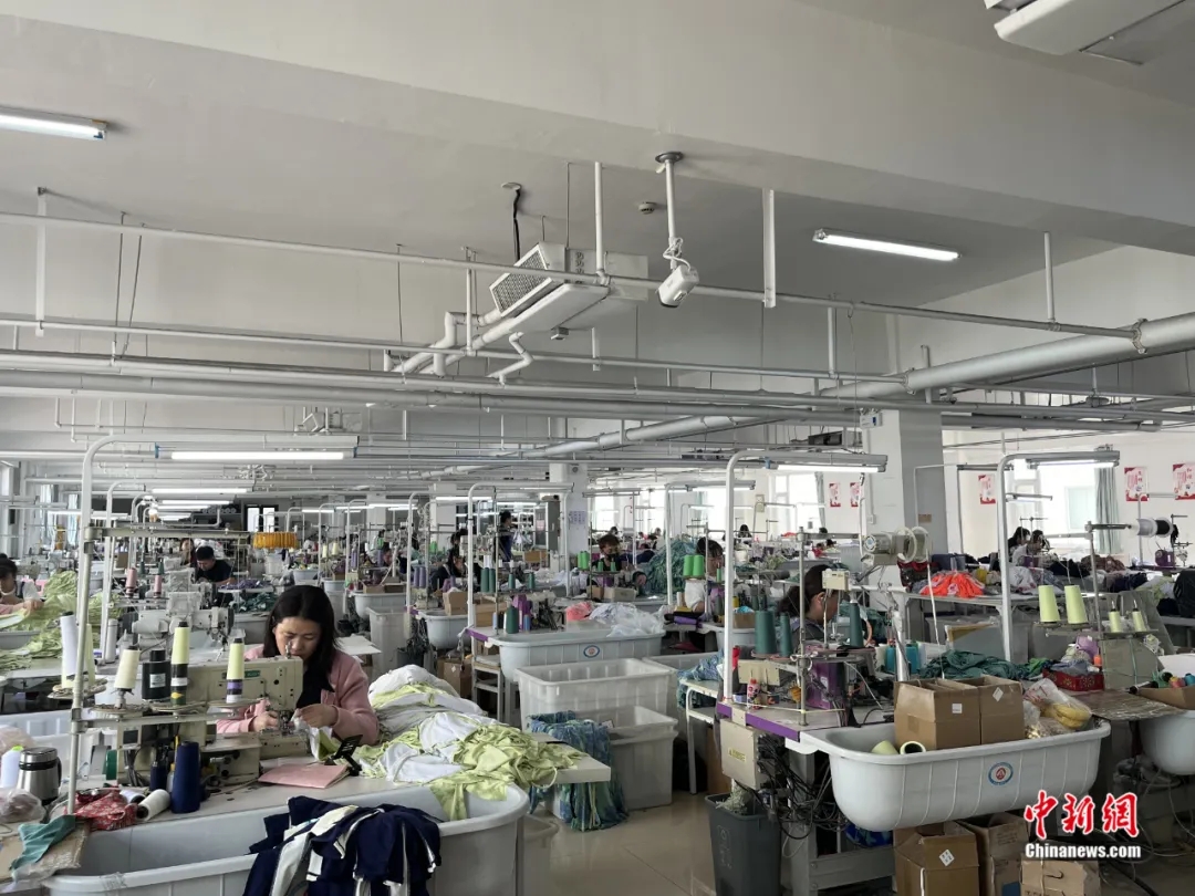 興城市のある水著企業(yè)の生産現(xiàn)場。（撮影?李晛）