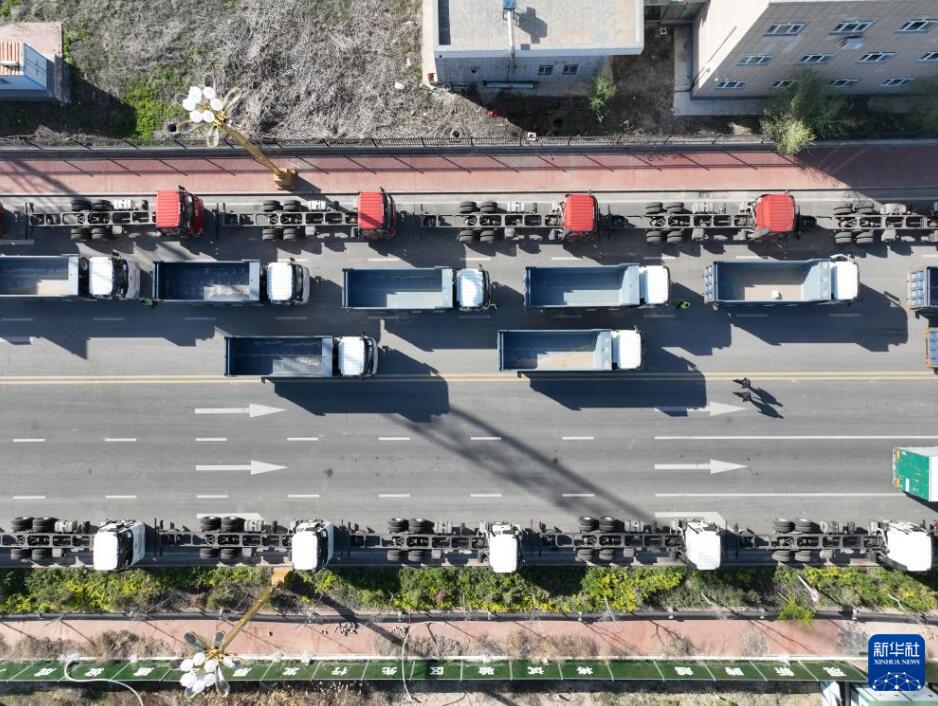 中國?カザフスタン國境の新疆?塔城　春を迎え貿(mào)易が日増しに盛んに