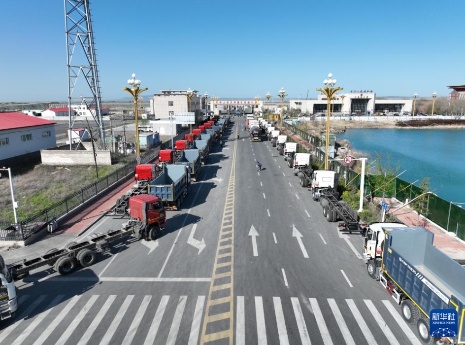 中國(guó)?カザフスタン國(guó)境の新疆?塔城　春を迎え貿(mào)易が日増しに盛んに