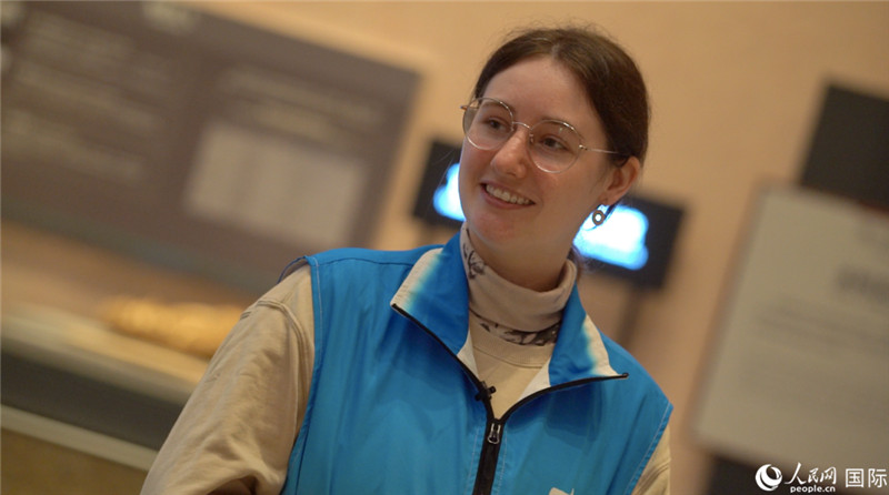 良渚博物院のボランティア解説員?Emma Chenさん（撮影?袁蒙）。