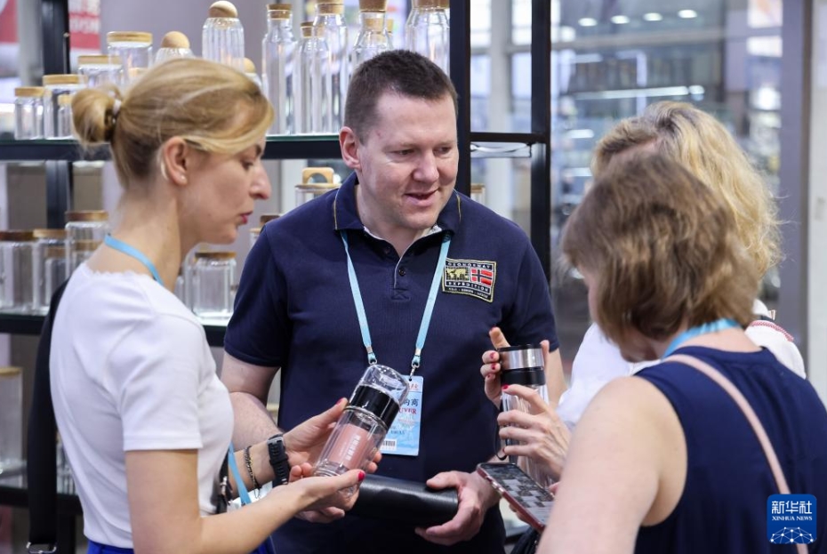 第135回広州交易會で、展示品を見學(xué)するポーランドからのバイヤーたち（4月24日撮影?劉大偉）。