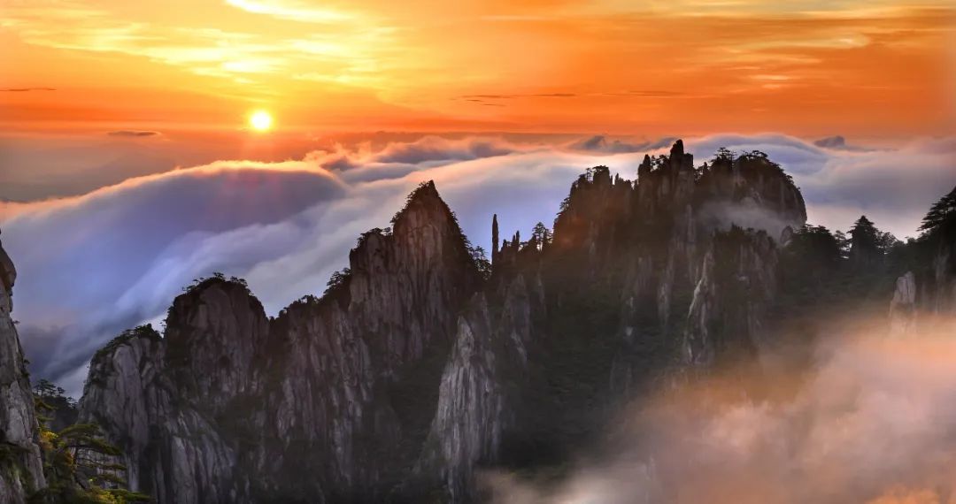 黃山の日の出。（撮影?潘成）