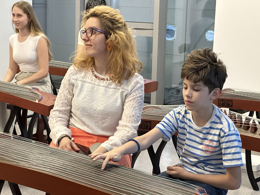 古箏講座を受講する地元の人々（寫真提供?ベオグラード中國文化センター）。