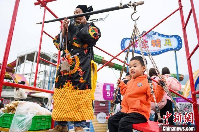 「立夏」の伝統(tǒng)的な風(fēng)習(xí)を體験　重慶