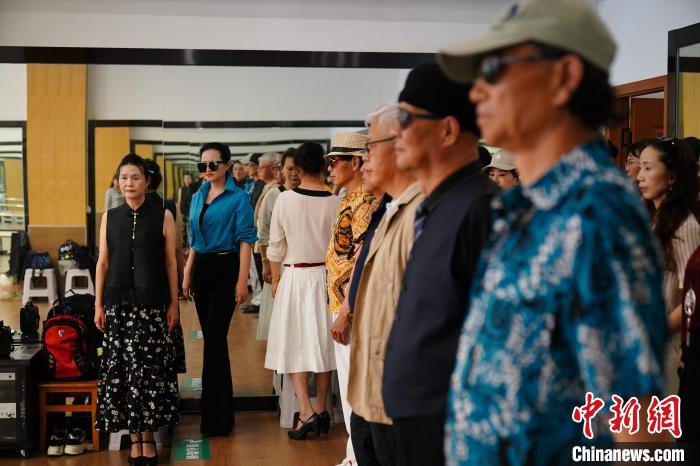 雲(yún)南老年大學(xué)でファッションショーの練習(xí)をする高齢者（4月2日撮影?劉冉陽(yáng)）。