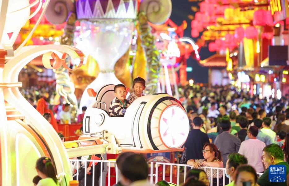 新疆維吾爾（ウイグル）自治區(qū)烏魯木斉（ウルムチ）市水磨溝區(qū)の天山明月城で乗り物に乗る子ども（5月4日撮影?胡虎虎）。