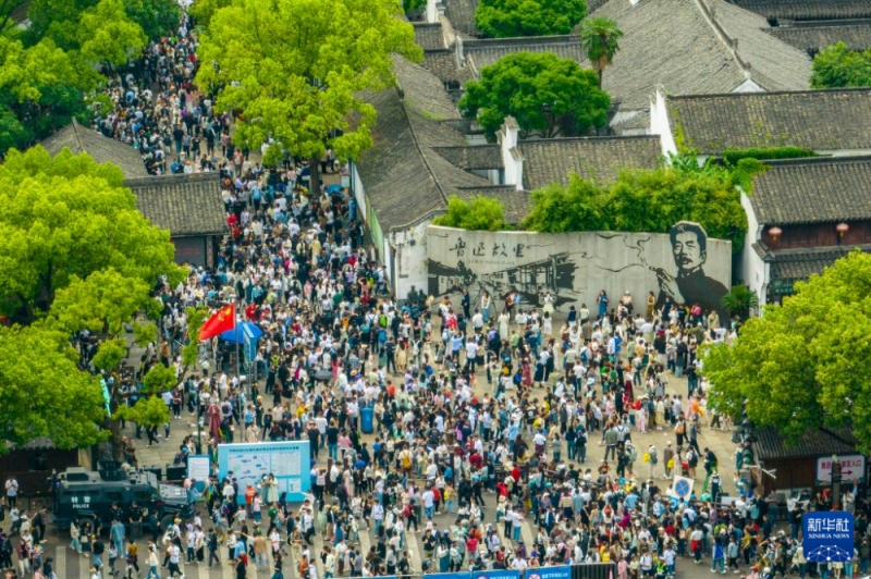 観光客で賑わう浙江省紹興市魯迅故里（（5月3日ドローンで撮影?張輝）。