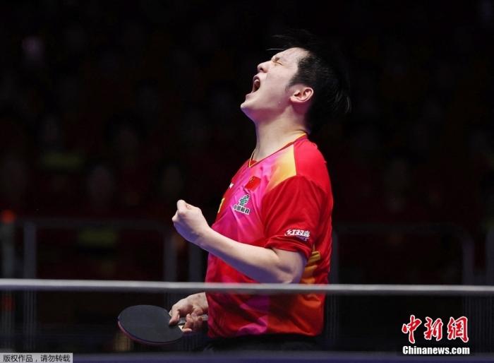 試合中の樊振東選手。