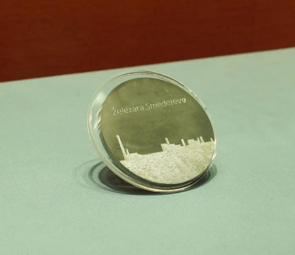 2016年6月、セルビア?スメデレヴォ製鉄所の従業(yè)員たちが習(xí)主席に贈(zèng)呈した記念プレート（撮影?胡楊）