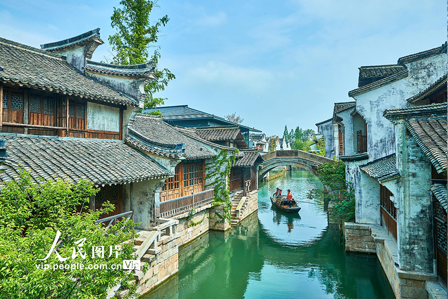 浙江省嘉興市桐郷にある濮院時(shí)尚古鎮(zhèn)で舟遊びをする観光客（5月6日撮影?史家民/寫真著作権は人民図片が所有のため転載禁止）。