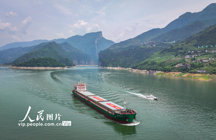 1萬トン級(jí)の河川?海上直行輸送船が初めて夔門を通過　重慶